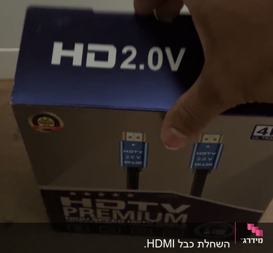 קופסת כבלים HDMI 2.0V עם יד אוחזת